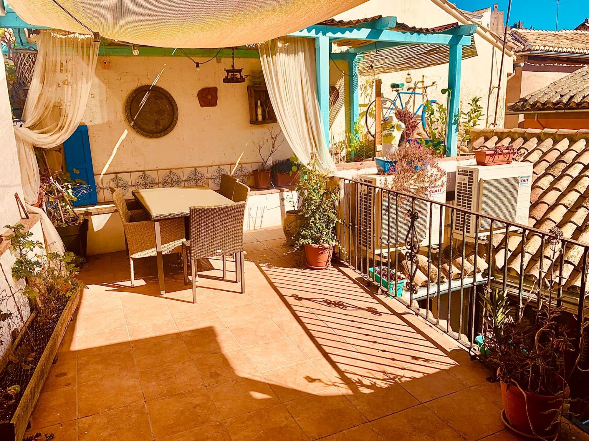 La Casa Rota De *